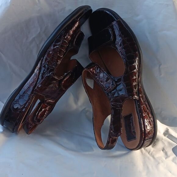 Clarks Artisan Brown Sandals Comfortable Flip-Flops Size 11XW main image 11
